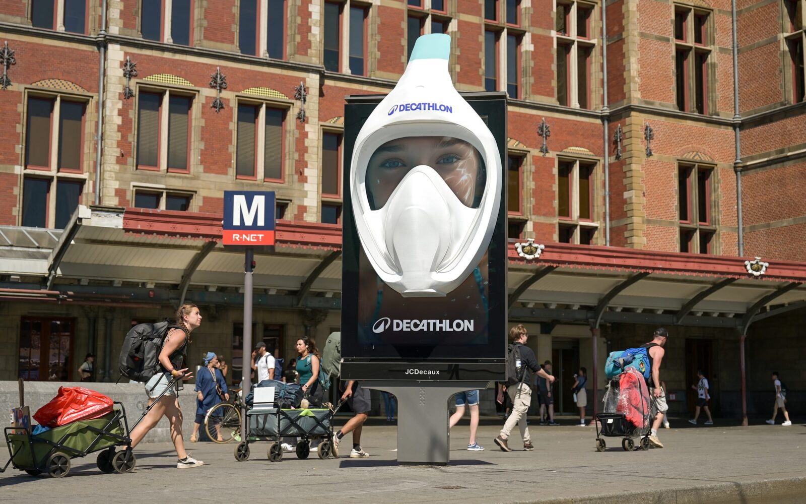 Decathlon zet reclamepanelen ‘onder water’