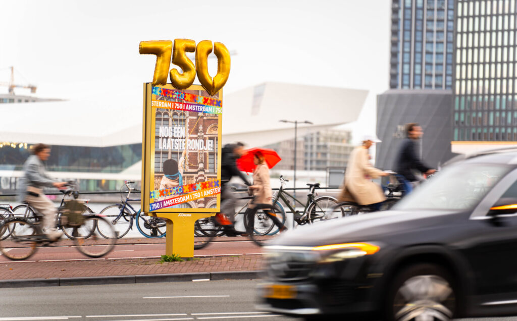 Case: Grote gouden ballonnen en meterslange slingers kleden Amsterdam aan tijdens feestelijke afsluiting jubileumjaar